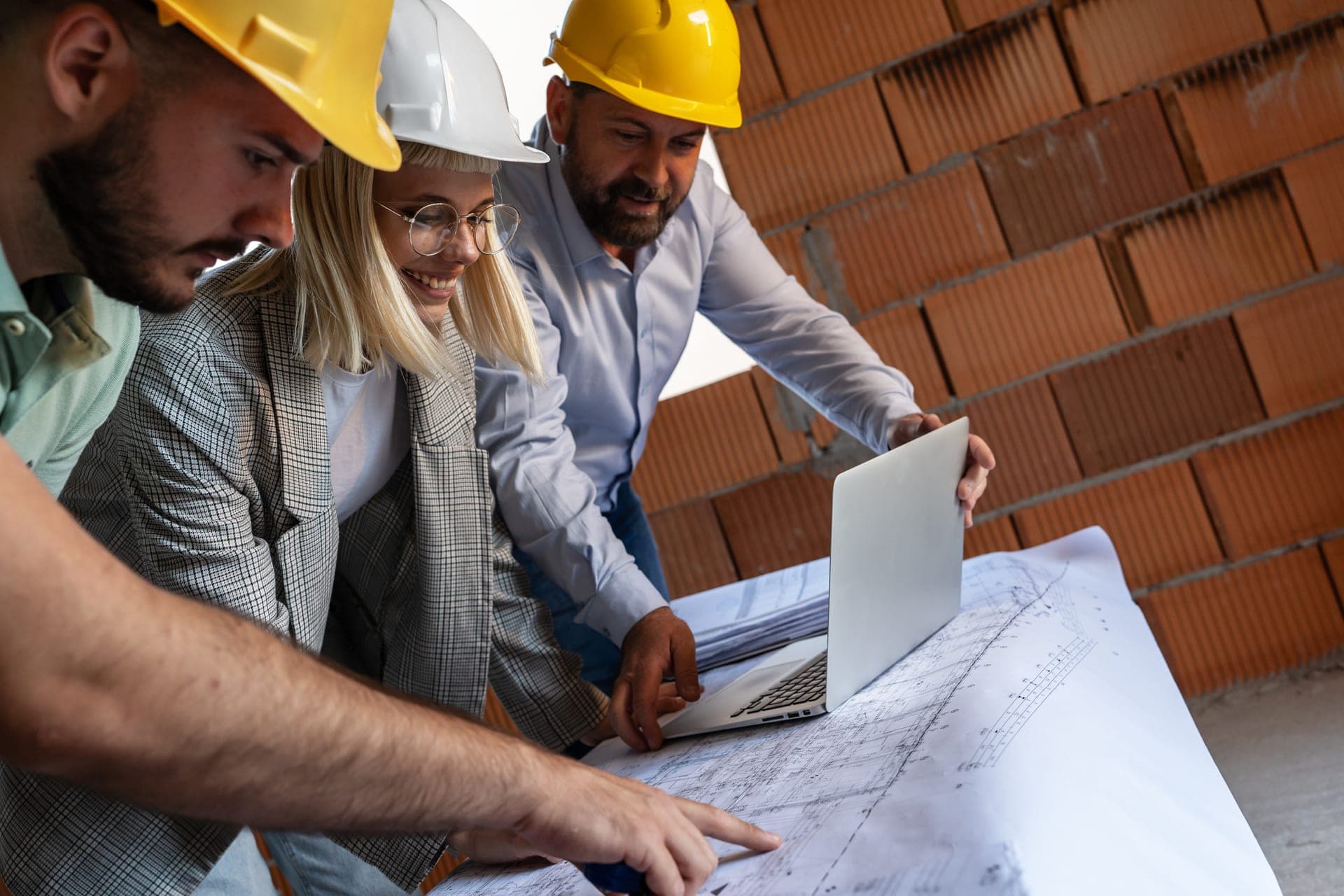 Bauexperten prüfen Angebote auf der Baustelle