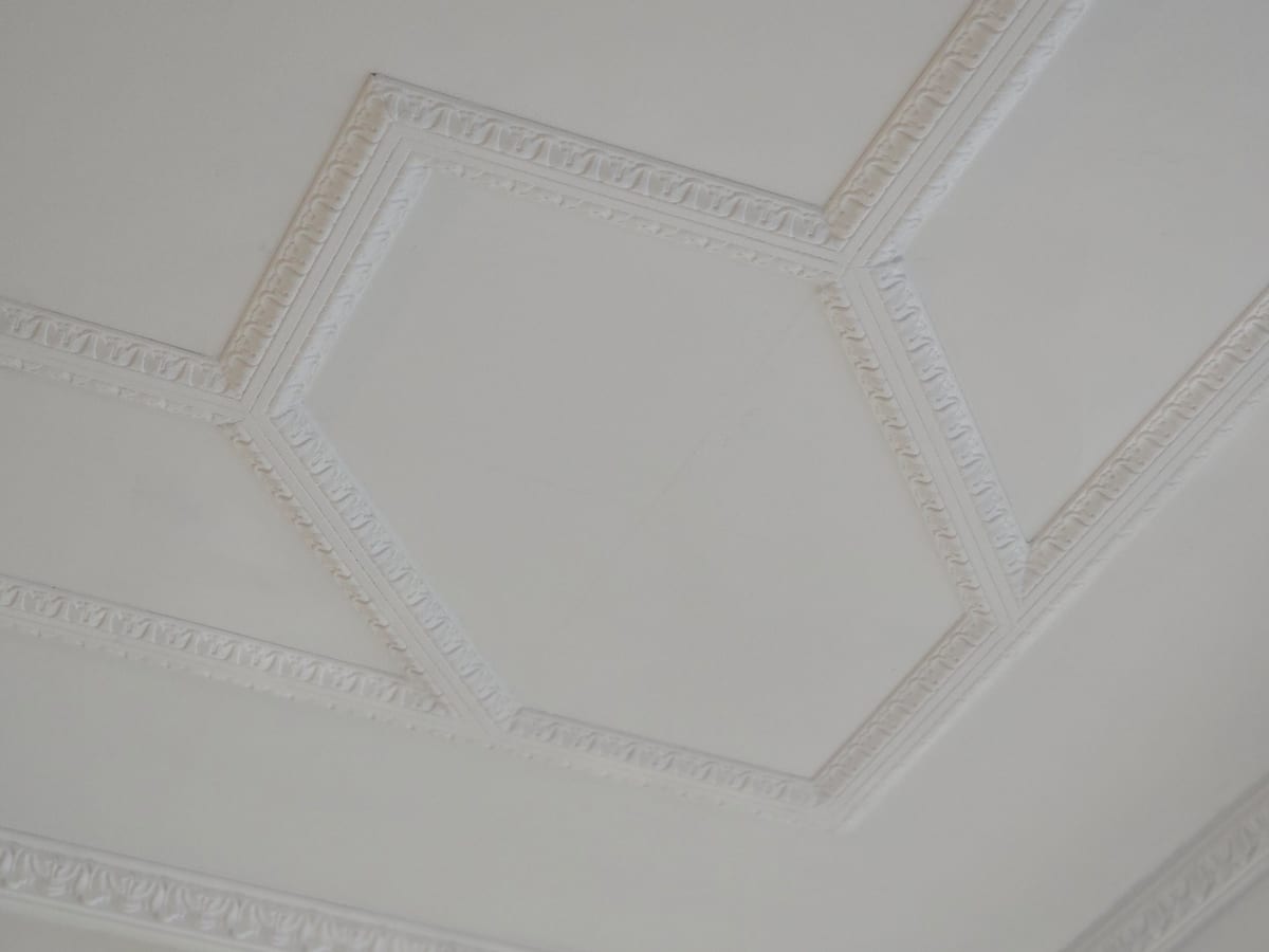 Detail des restaurierten Originalstucks.