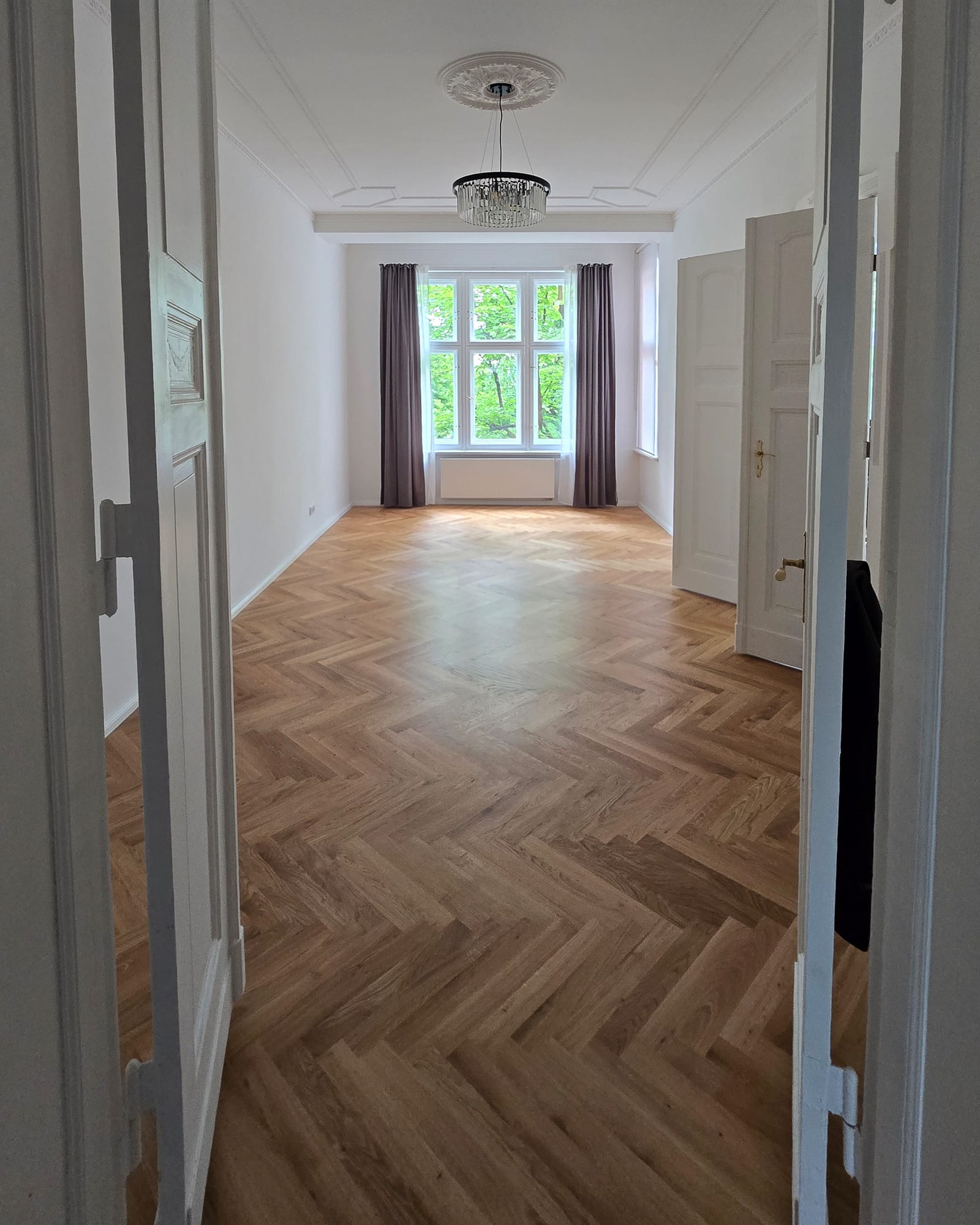 Stuck und Kronleuchter im Wohnraum.